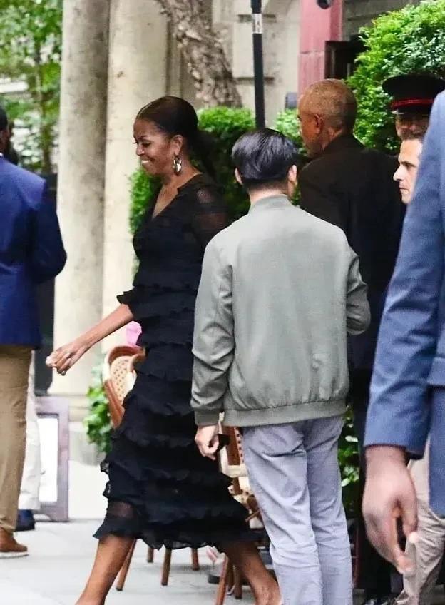 奥巴马夫妇时隔6个月首次公开露面，被拍到在特勤人员陪同下走出纽约洛厄尔酒店。米歇