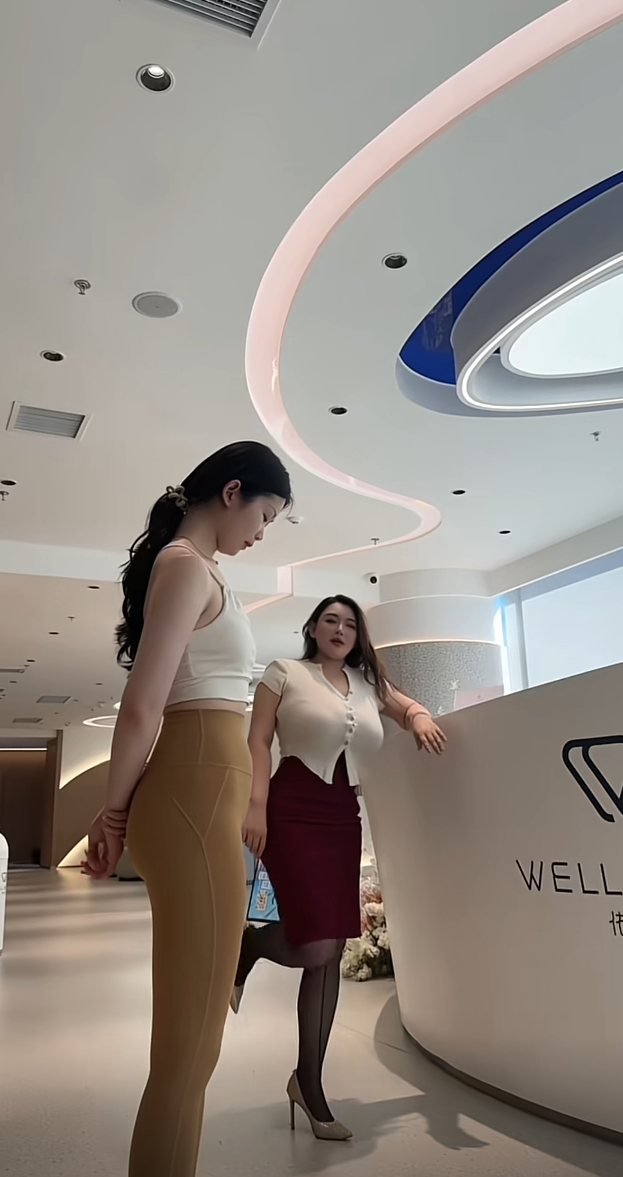不知道她俩人又在蛐蛐啥了