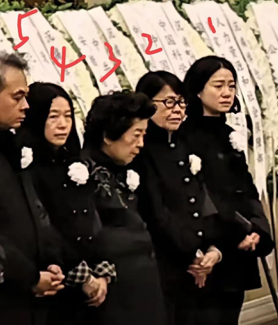 我看了杨振宁送别现场的报道，发现和网上传的一点也不一样，争议声没了，倒像是一场关