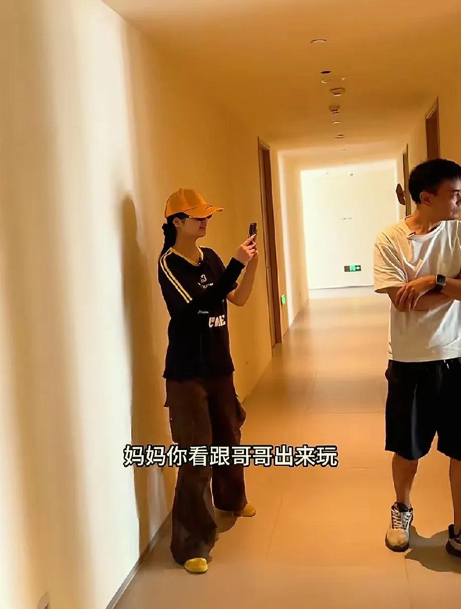 估计是亲妹妹了，向晗带妹妹住酒店，被老板认出，免费入住。



向晗的妹妹这次旅