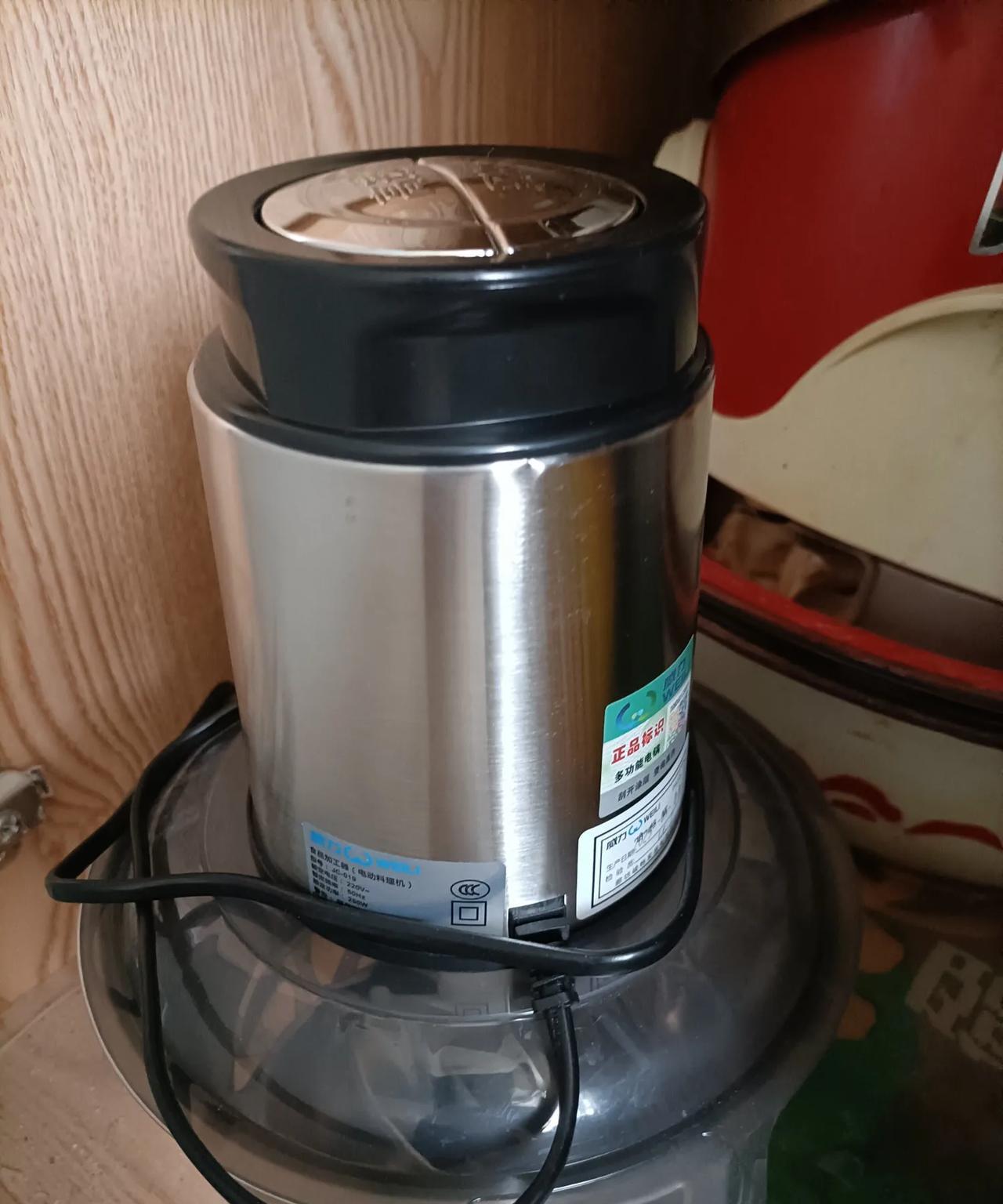 我在网上先后买了3个绞肉机，价格都不贵，几十元一个，可是不知道为什么每个绞肉机都