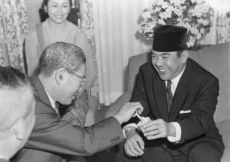 日本美人竟改写印尼总统的一生











1959年，一个19岁日本美