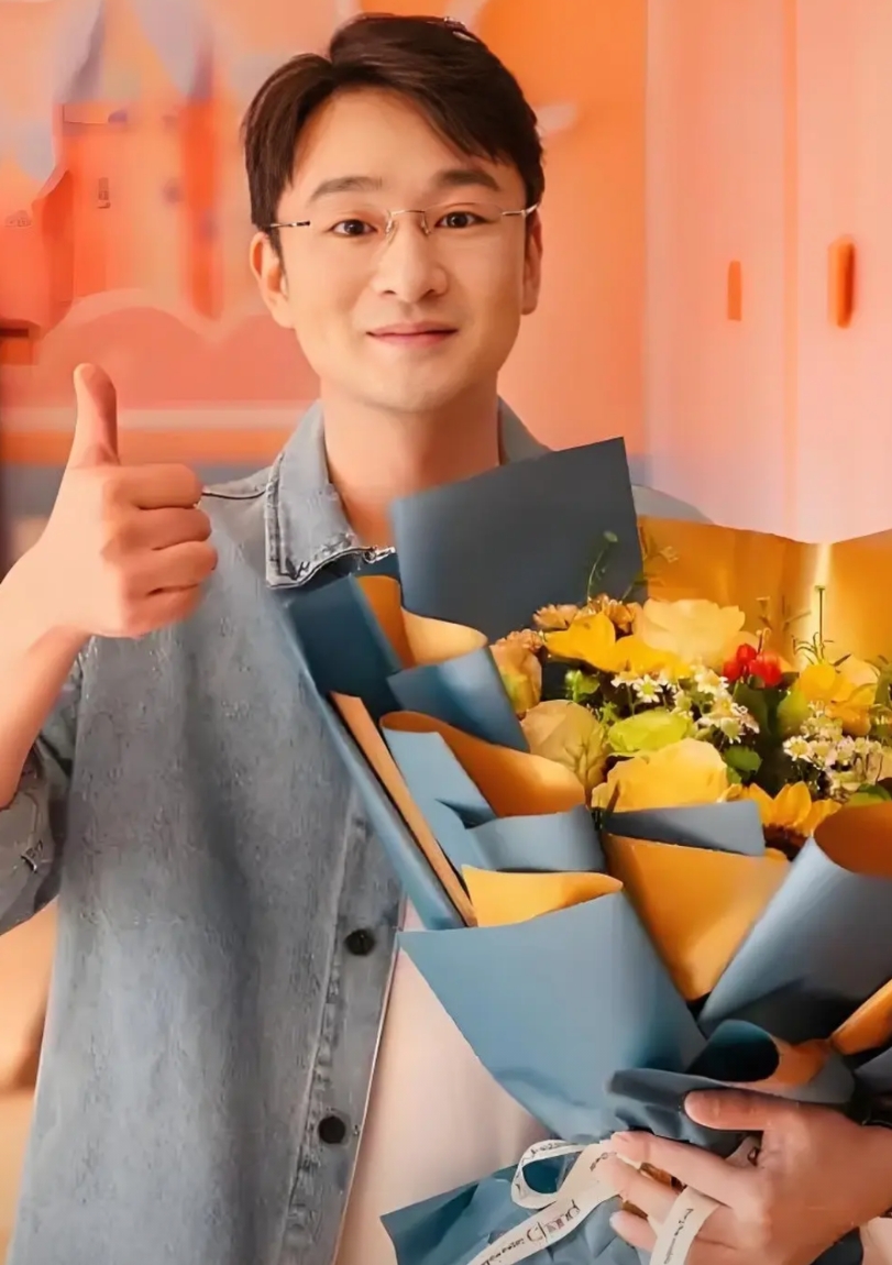 电视剧《四喜》最勇的，就是演员黄澄澄演的这个胡刚了，倒不是说他性格勇猛，而是他追