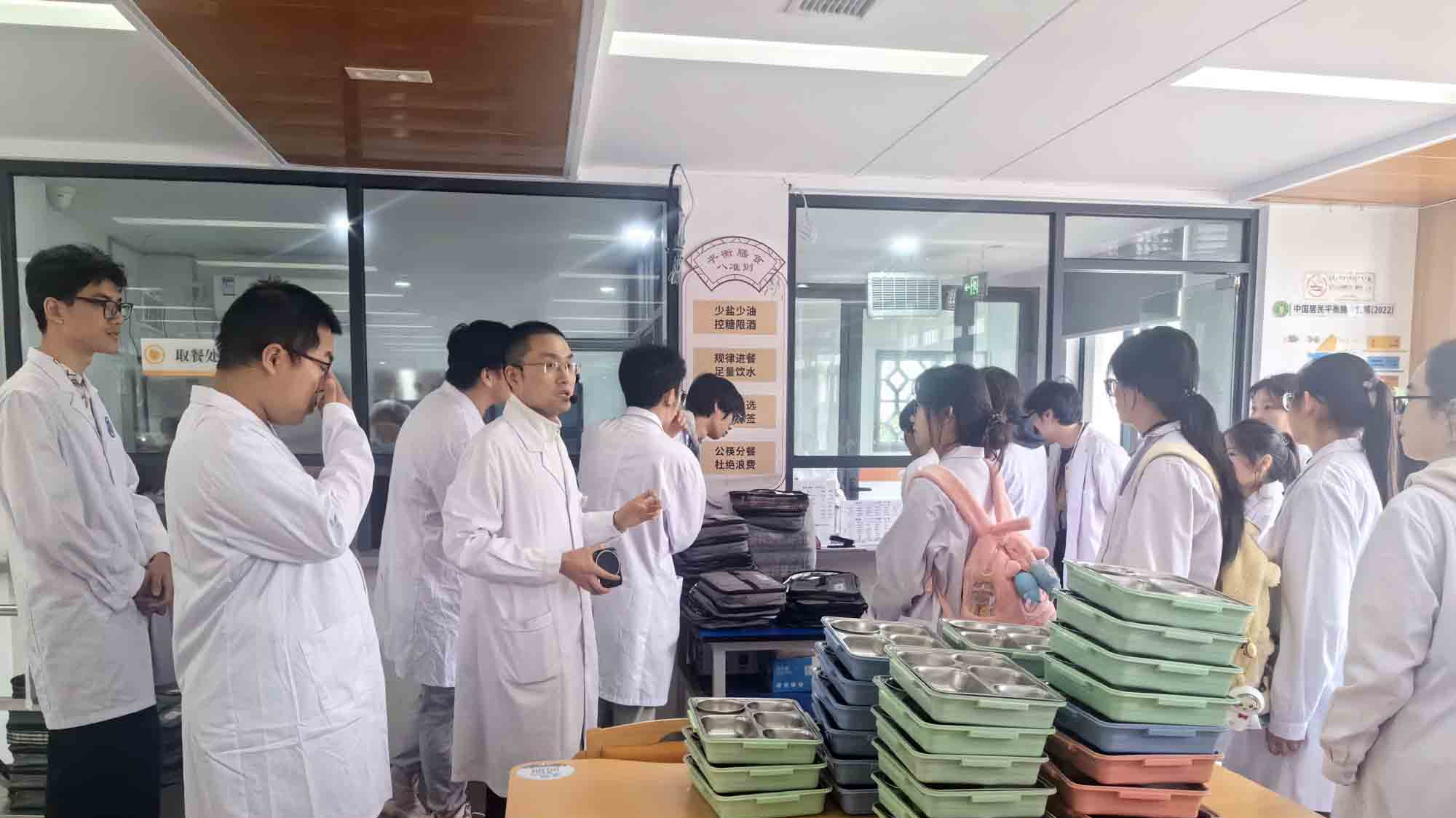 校社联动 实践育人：苏州卫生职业技术学院健康管理专业走进彩香二村开展健康素养实践课