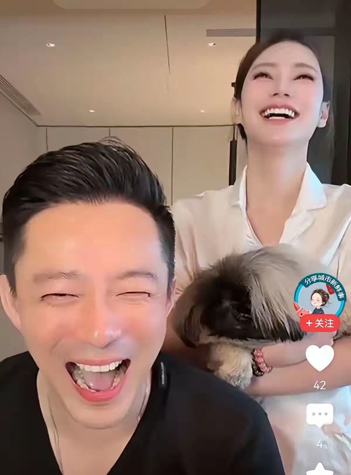 小菲这笑容真的是太灿烂了，多久没有这样开心的笑了，小梅和他生活在一起，欢乐的事情