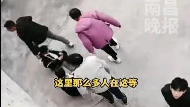 广西某镇政府三点无人上班？官方回应：不属实，拍摄时2：53。