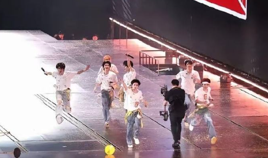 时代少年团演唱会最忙的人非贵阳保安小哥莫属！全程帮粉丝记录，相机都快放不下了，这