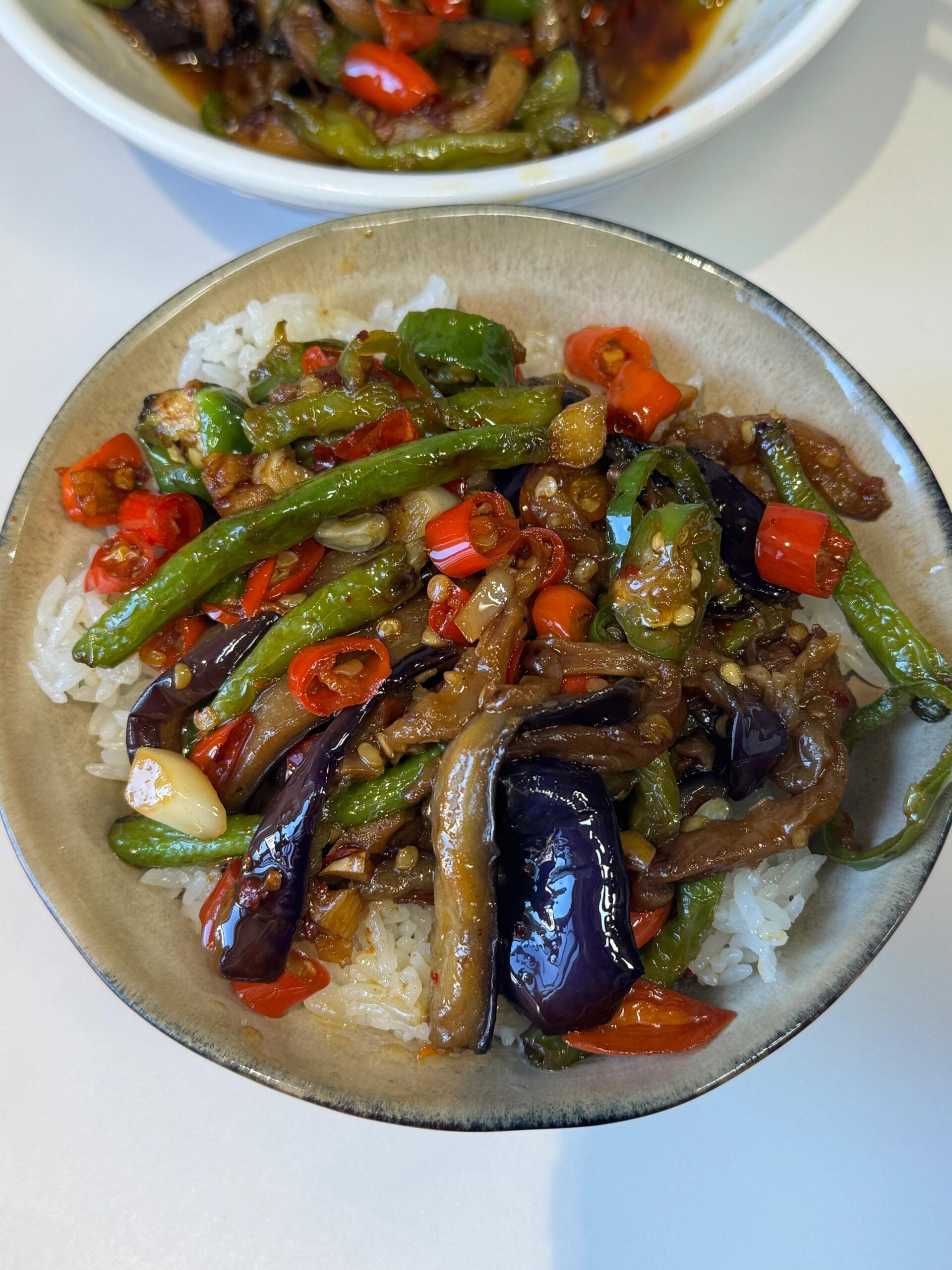 茄子炒豆角真的贼下饭～
​食材：豆角，茄子，辣椒，小米椒，蒜子
1、茄子切条用盐