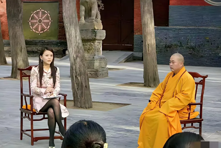 李湘看到这张照片后，肠子都悔青了！
李湘当年采访释永信时，她还很瘦，把身材管理得