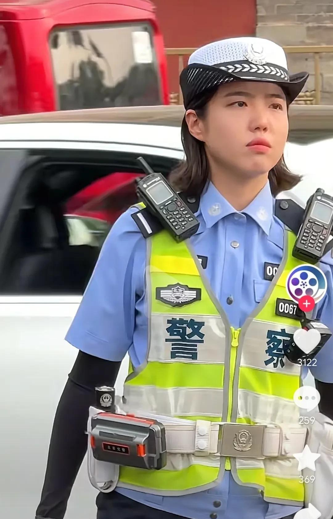 继杭州美女交警之后，京城美女交警也被追着街拍了。
自从杭州美女交警被各种拍摄以后