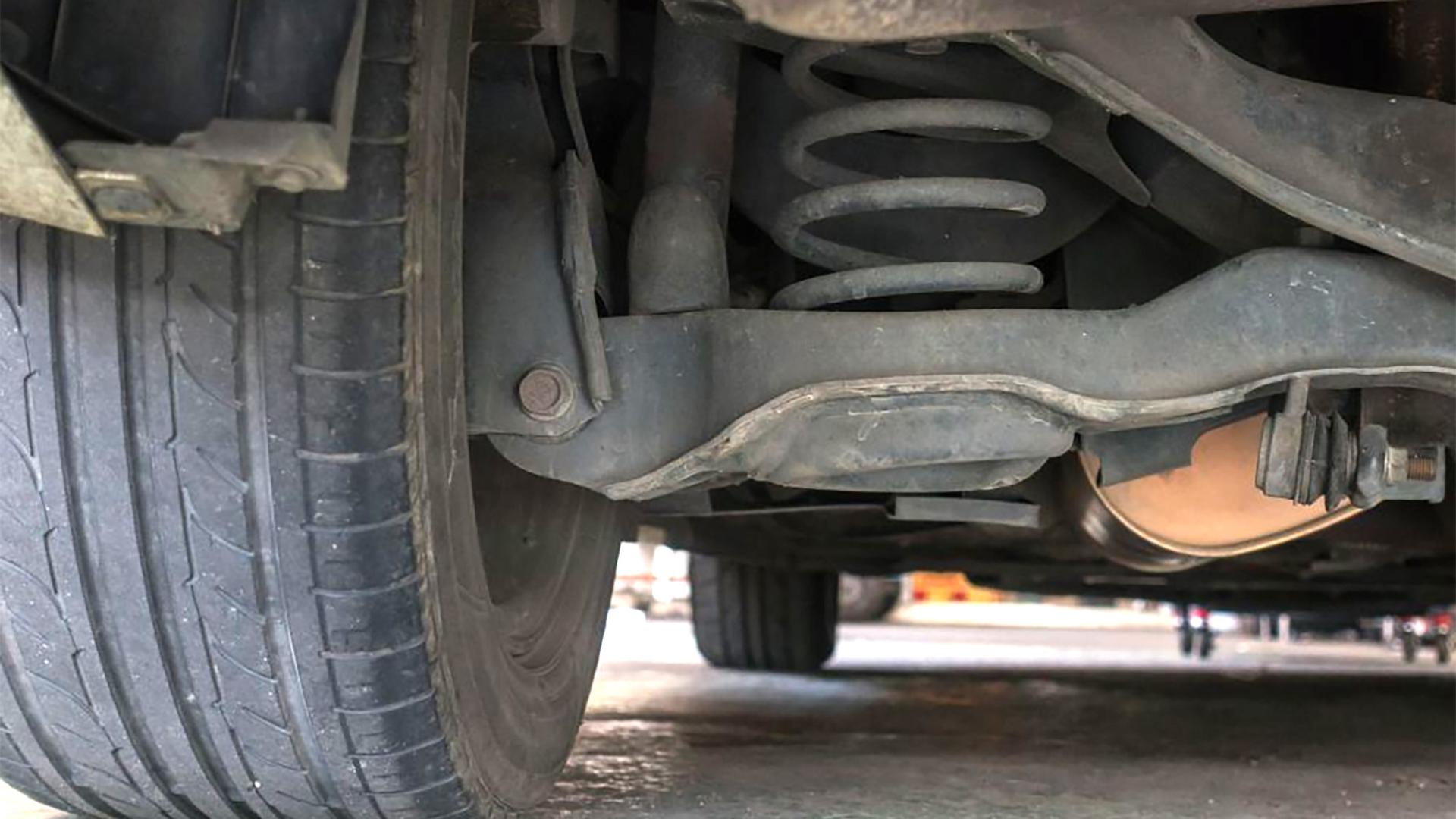 汽车悬挂：都有弹簧了，为啥还要加个减振器？