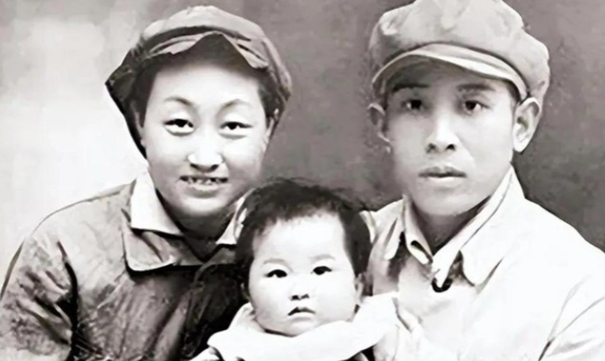 1938年，两名卧底夫妻假戏真做结为真夫妻，妻子牺牲后丈夫一生未娶，7年后原本牺