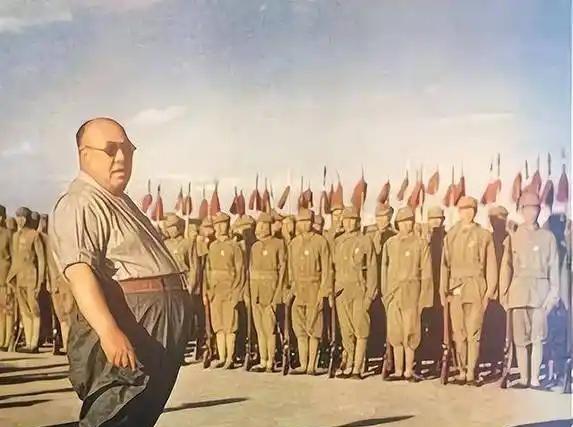 1949年，蒋介石难决西北军政长官人选，阎锡山建议用马步芳。



1949年5