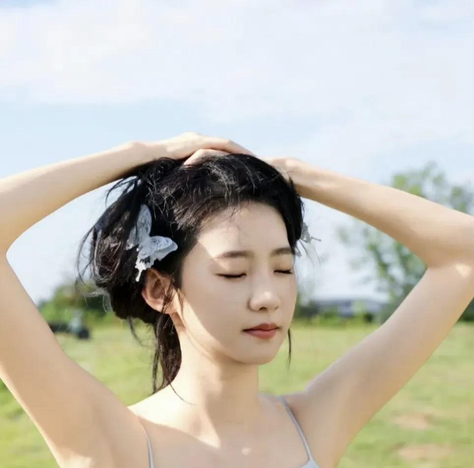 张艺凡新片《7天》搭档蒋奇明引期待，刚在演艺路上迈出新手村的她，便遇上被称作“顶