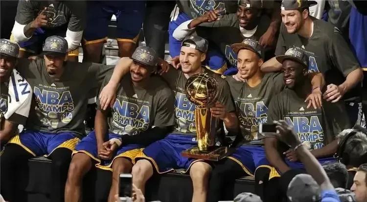 如果说近十年NBA有一个王朝球队，那么毋庸置疑，只能是金州勇士，毕竟十年四冠不是