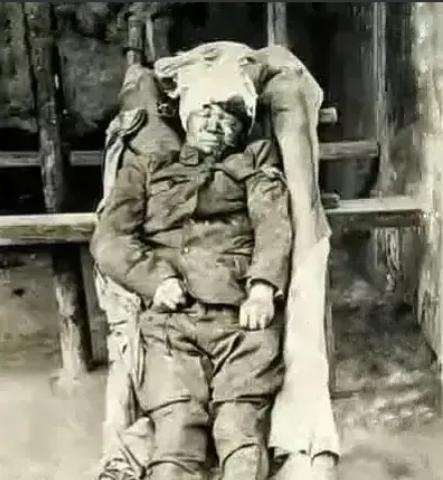 1938年，台儿庄战役中，战地记者拍下的一位将军的最后遗容，照片中的将军，躺在简