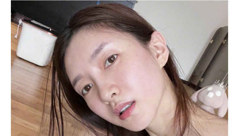 江疏影大方晒健身照，素颜可以看见脸上的痣，傲人身材一览无遗！