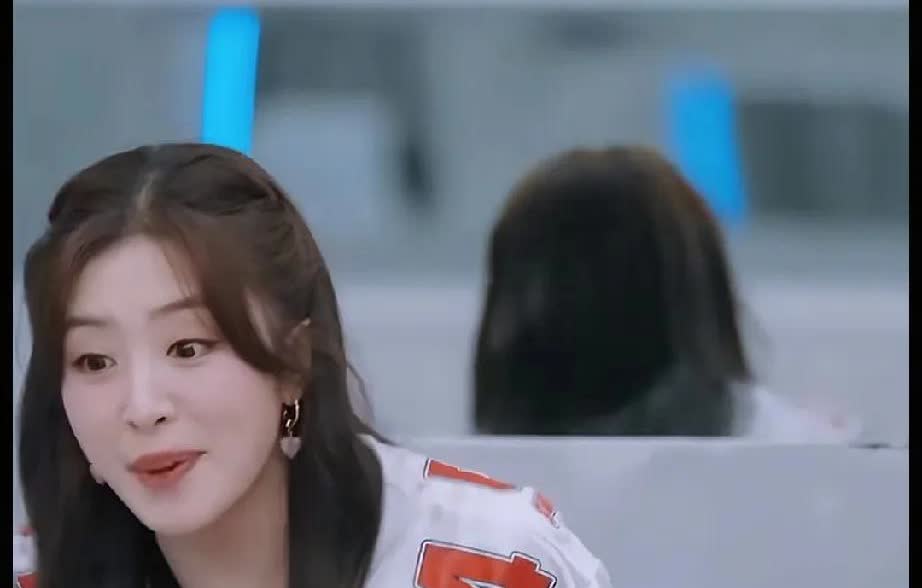 不敢相信
杨超越说:“我爸妈都不近视，我妹也不近视，但是我近视700。”
张