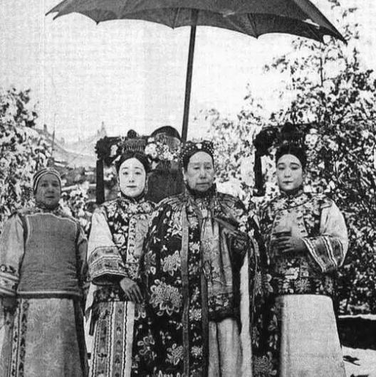 1900年，慈溪狼狈逃窜至山西首富家，临行时，慈禧让乔家借她10万两，乔致庸扑通