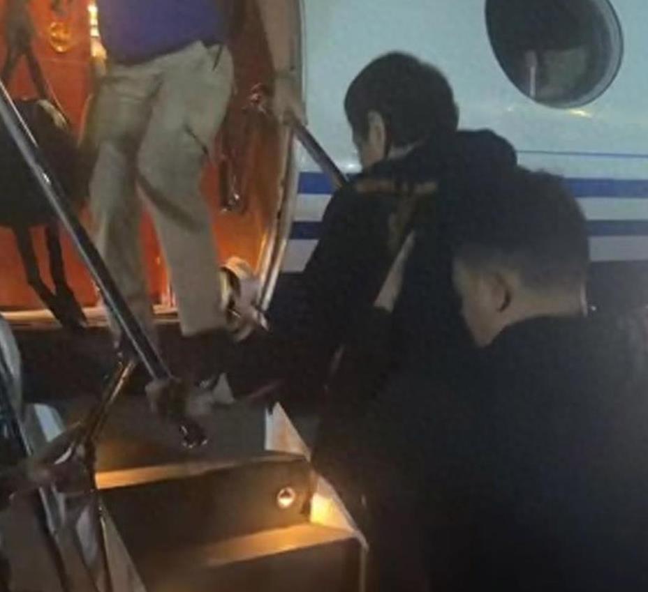 菲律宾军警现场哭泣，押送杜特尔特飞机离开南海，菲律宾真要爆发一场腥风血雨，马科斯