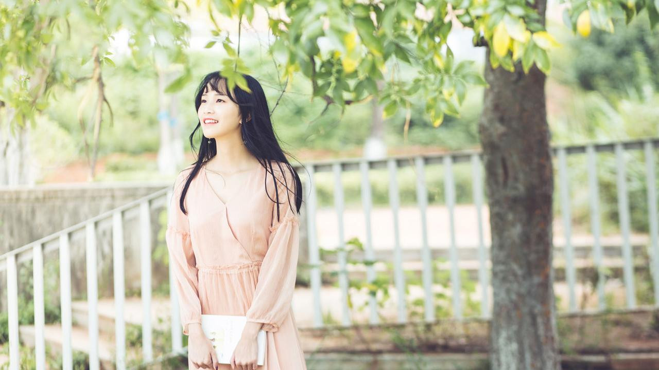 三品村官（王铁柱白小英）三品村官王铁柱要在城里上高中，所以拜托白小英和她老公，寄宿在他们家