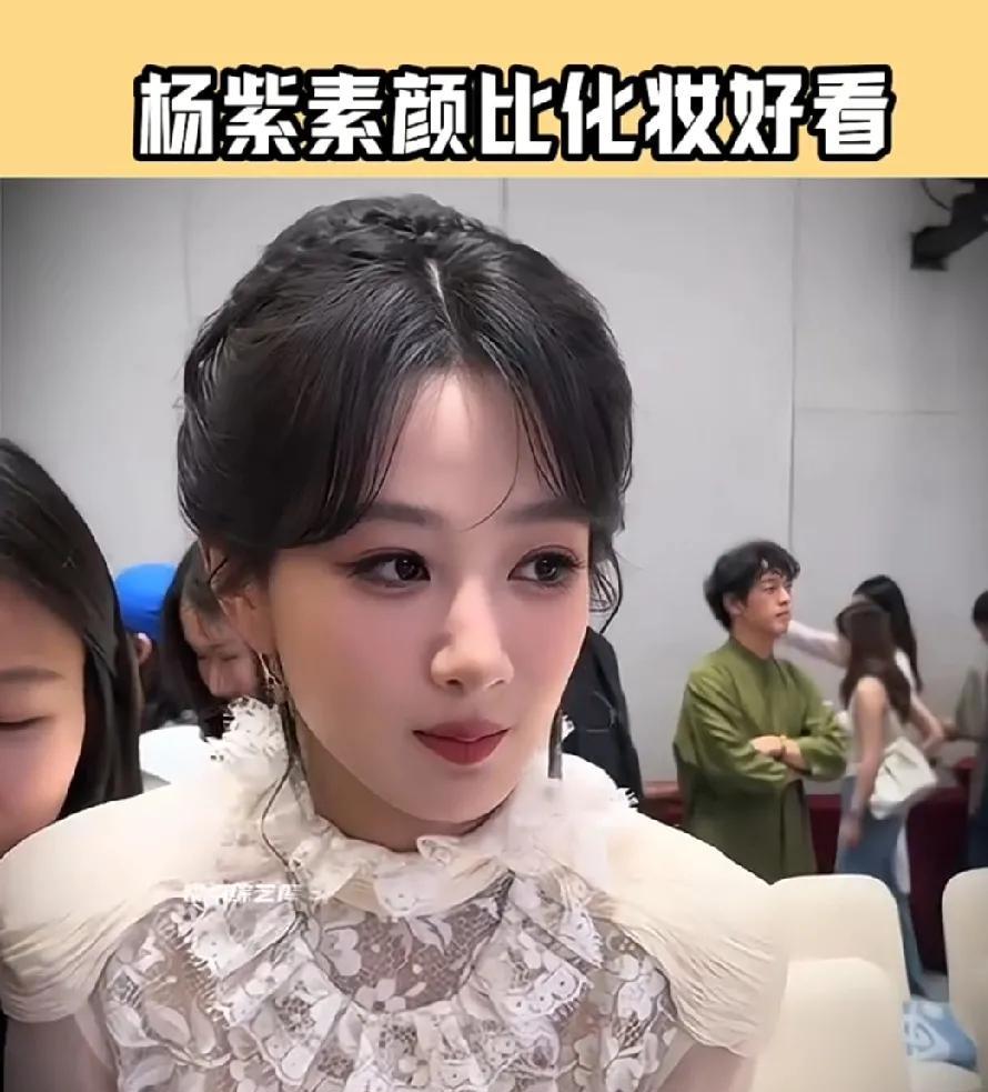 没有动过吧，她的表情就能看出来，只是瘦了而已，现在化妆修饰了，谁能和小时候长的一