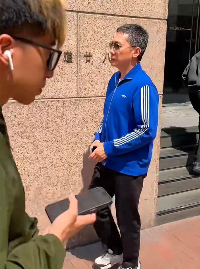 梁朝伟铜锣湾买珠宝











什么？梁朝伟竟然在香港街头被偶遇了！还