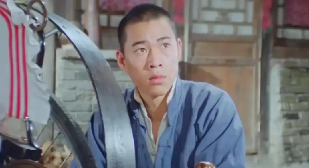 老舍说了句极具哲理的话：祥子一直以为努力拉车，就会拥有一辆属于自己的黄包车，而祥