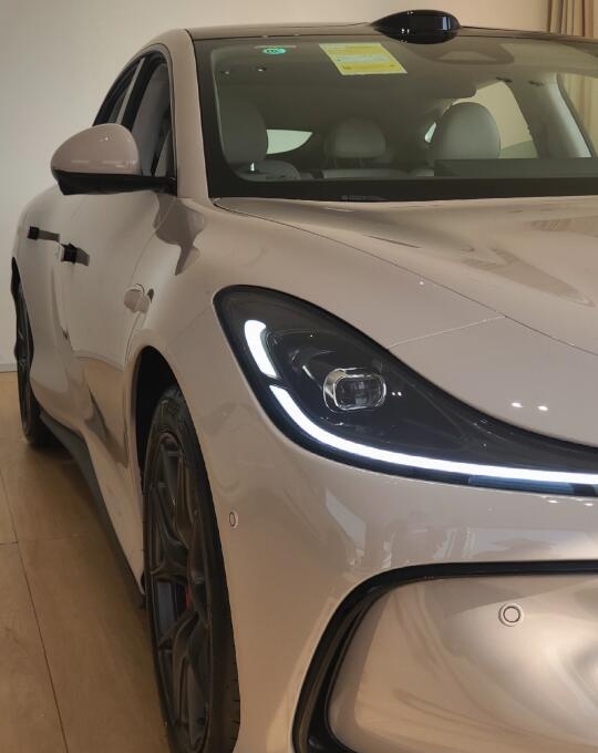 智己L6圆了我的跑车梦
2025年2月26日，晴
今天终于提了智己L6！外观科技