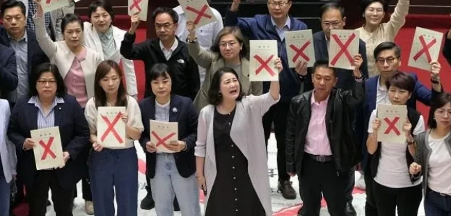 民进党团于今日提出议案，欲将台湾省立法机构负责人韩国瑜及全体国民党和民众党立委送