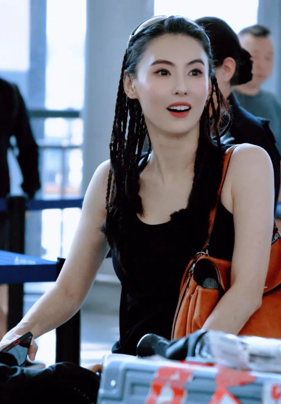 我有种预感
张柏芝可能是要转型了
不是她不想秀孩子了，而是

她可能意识到，自己
