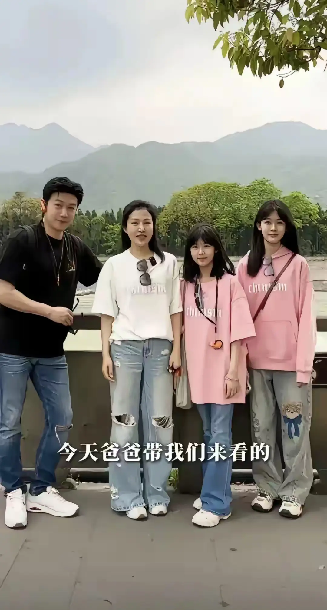 陆毅结婚这么多年，能做到零绯闻真的很难得，一家四口很幸福