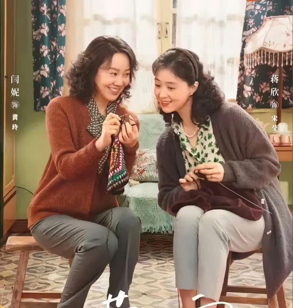 明明应该算双女主剧，《小巷人家》却给蒋欣报了女配，第一感觉是不太公平。
但是再看