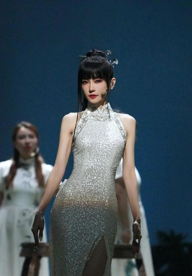 谢金燕：自律人生，逆风绽放
在娱乐圈中，51岁的谢金燕宛如一颗闪耀且独特的星。当