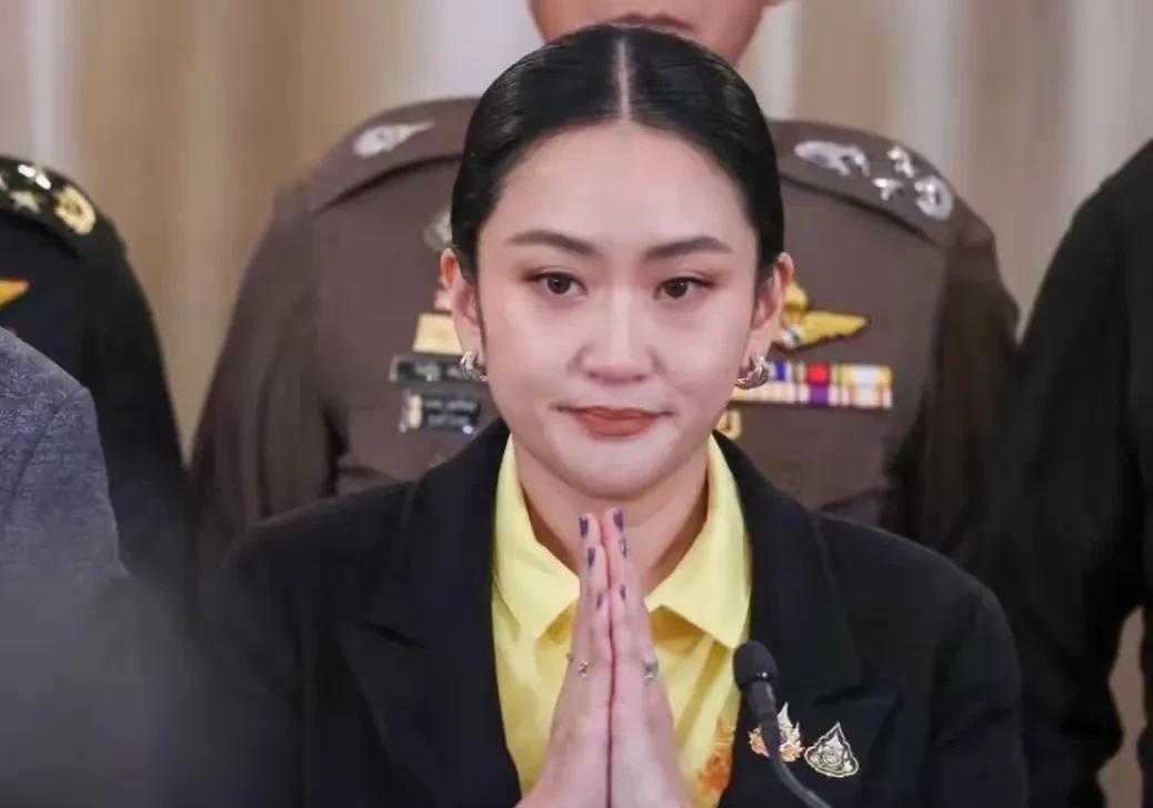 泰国总理佩通坦确实冤枉！出于私交，她叫“叔叔”没毛病，出于谈判策略，她“自曝家短