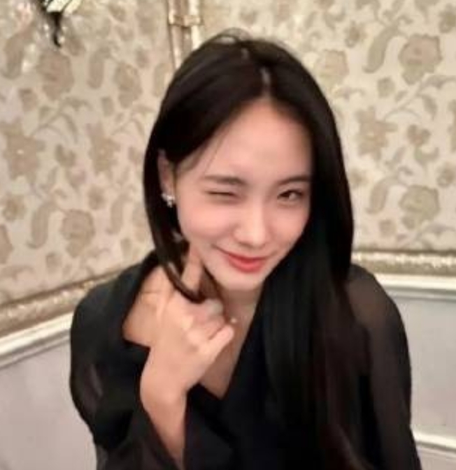 S的二女儿Lily（许韶恩）的亮相，着实令人关注。当时才15岁的她，一身打扮显得