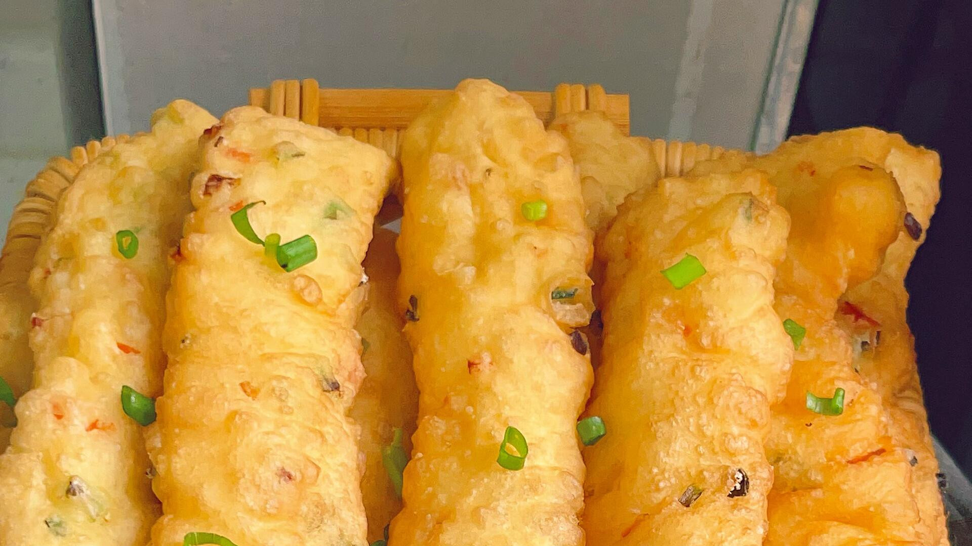 把春天炸进油条里！翠绿葱花+橙红胡萝卜，孩子主动吃青菜，比肉包还香。