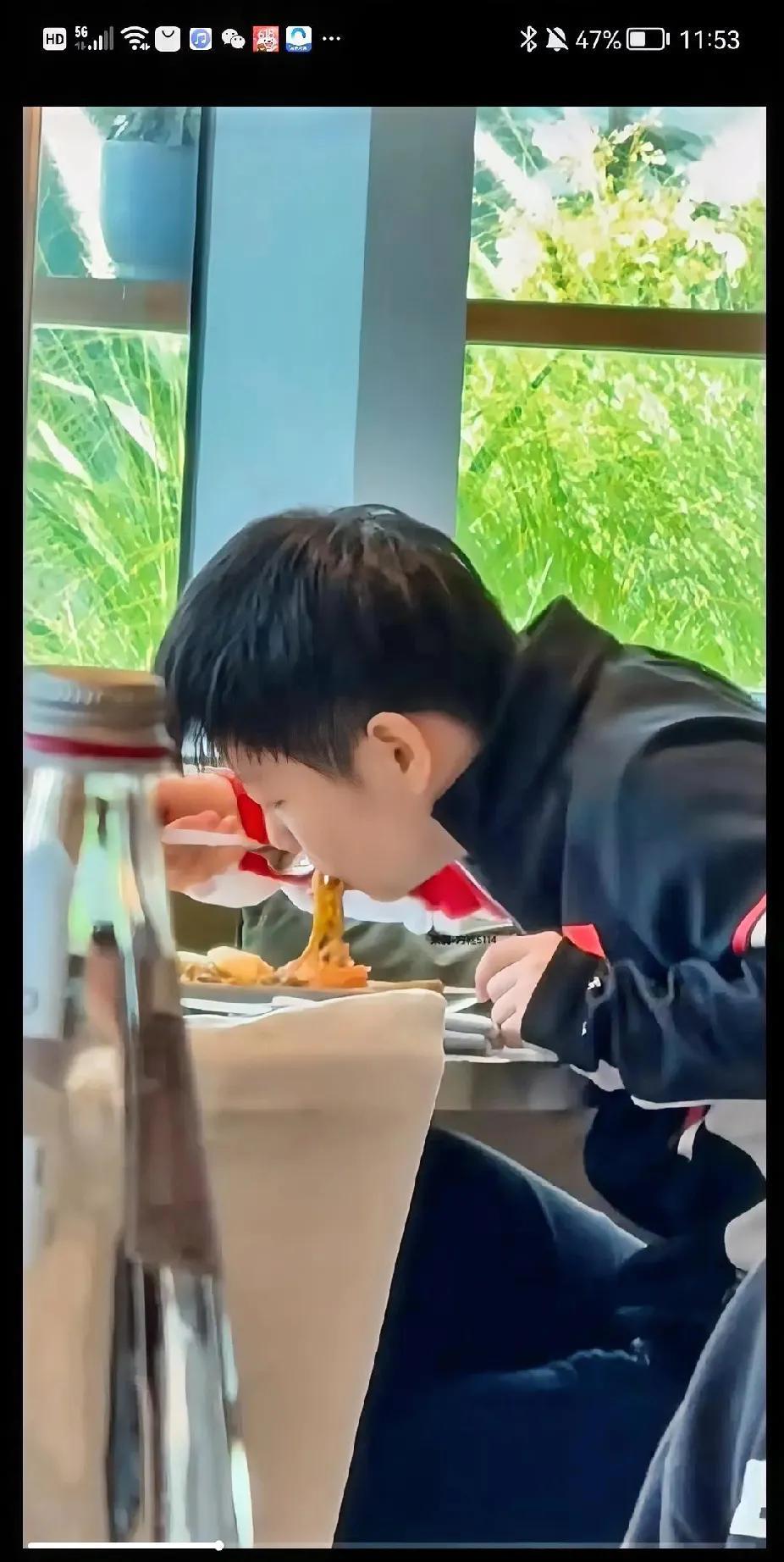 被孙颖莎干饭香到了！
希望莎宝吃嘛嘛香，活力满满继续在赛场发光～ 也想跟着来一碗
