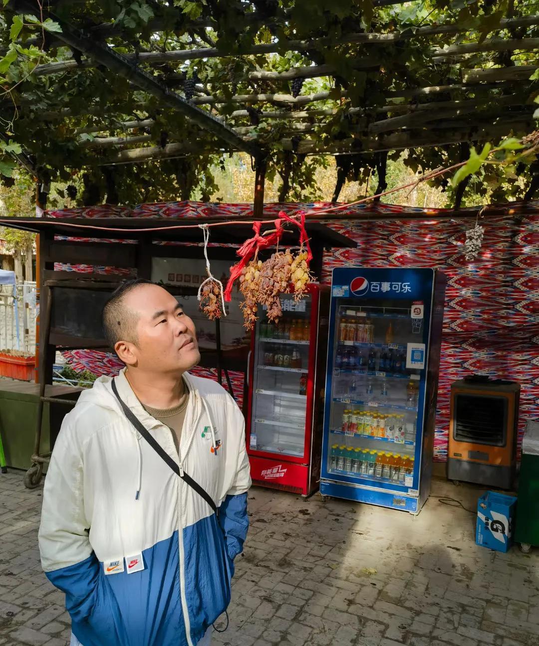 双鬓渐白半生忙，又与发小话沧桑。
回首往事噗嗤笑，微信群里写荒唐。
      