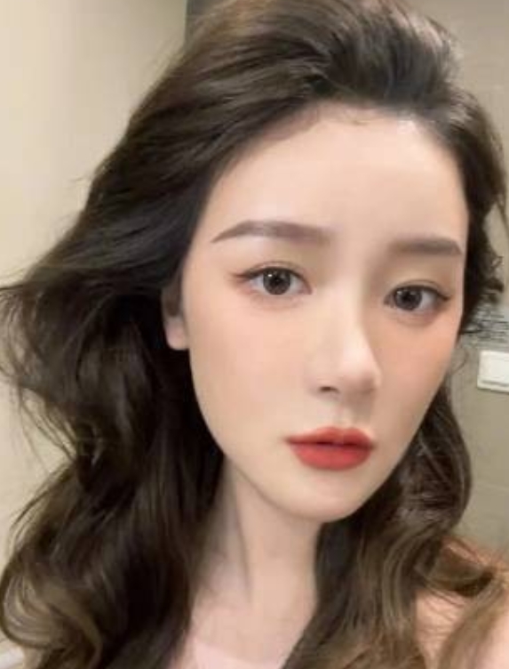 一直以为徐娇是那种超MINI瘦、充满仙灵气的日系风格女星，毕竟她平时晒出的COS