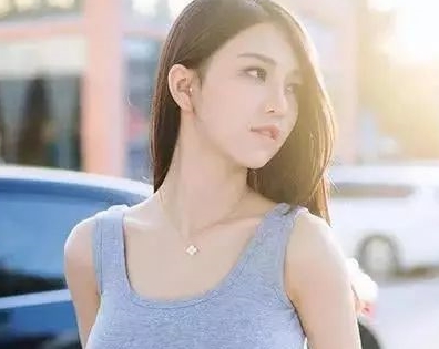 笑话：奶奶问小孙子：“你知道奶奶跟爷爷结婚多少年了吗？”
 小孙子回答：“知道！