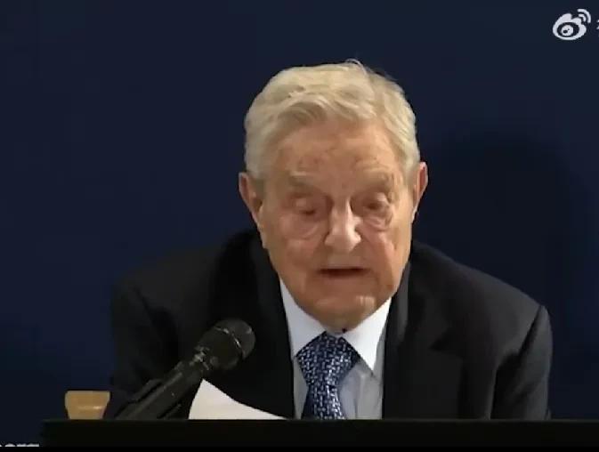 金融大鳄乔治·索罗斯在世界经济论坛上表示：
“特朗普总统是个骗子，也是一个极端自