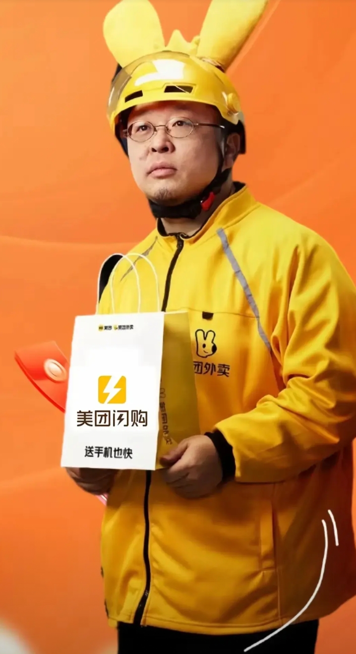 如何看待罗永浩在美东大战中力挺美团、贬低京东呢？
我觉得除开他和刘强东的私人恩怨