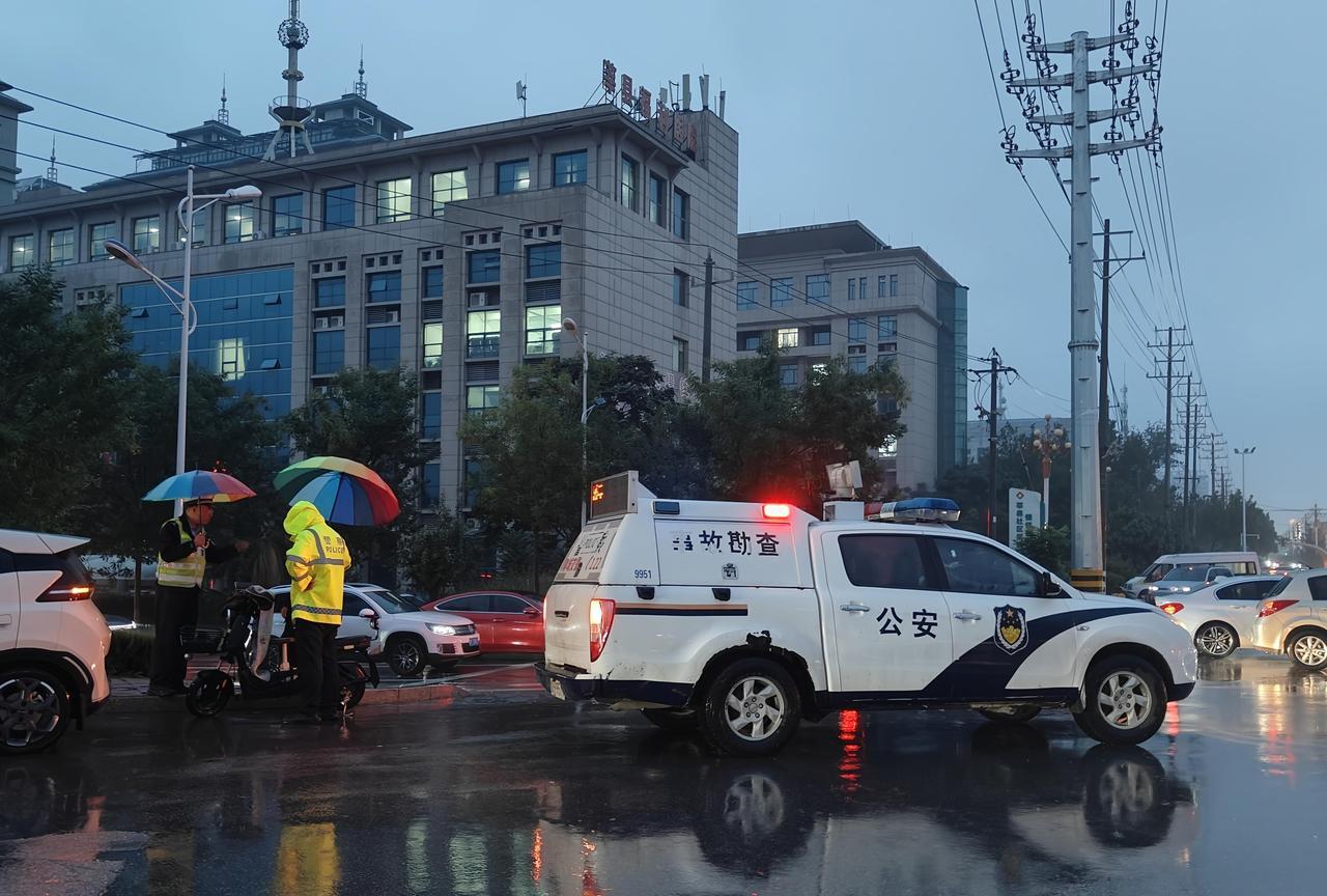 山东莘县交警冒雨处理交通事故，天冷路滑，减慢车速，注意观察，礼让行人~#莘县审车