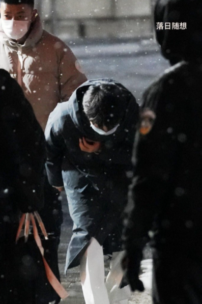 深这是赶着去春晚彩排的路上偶遇初雪吧？穿着厚厚的冬装，在雪花里走得特别精神。他低