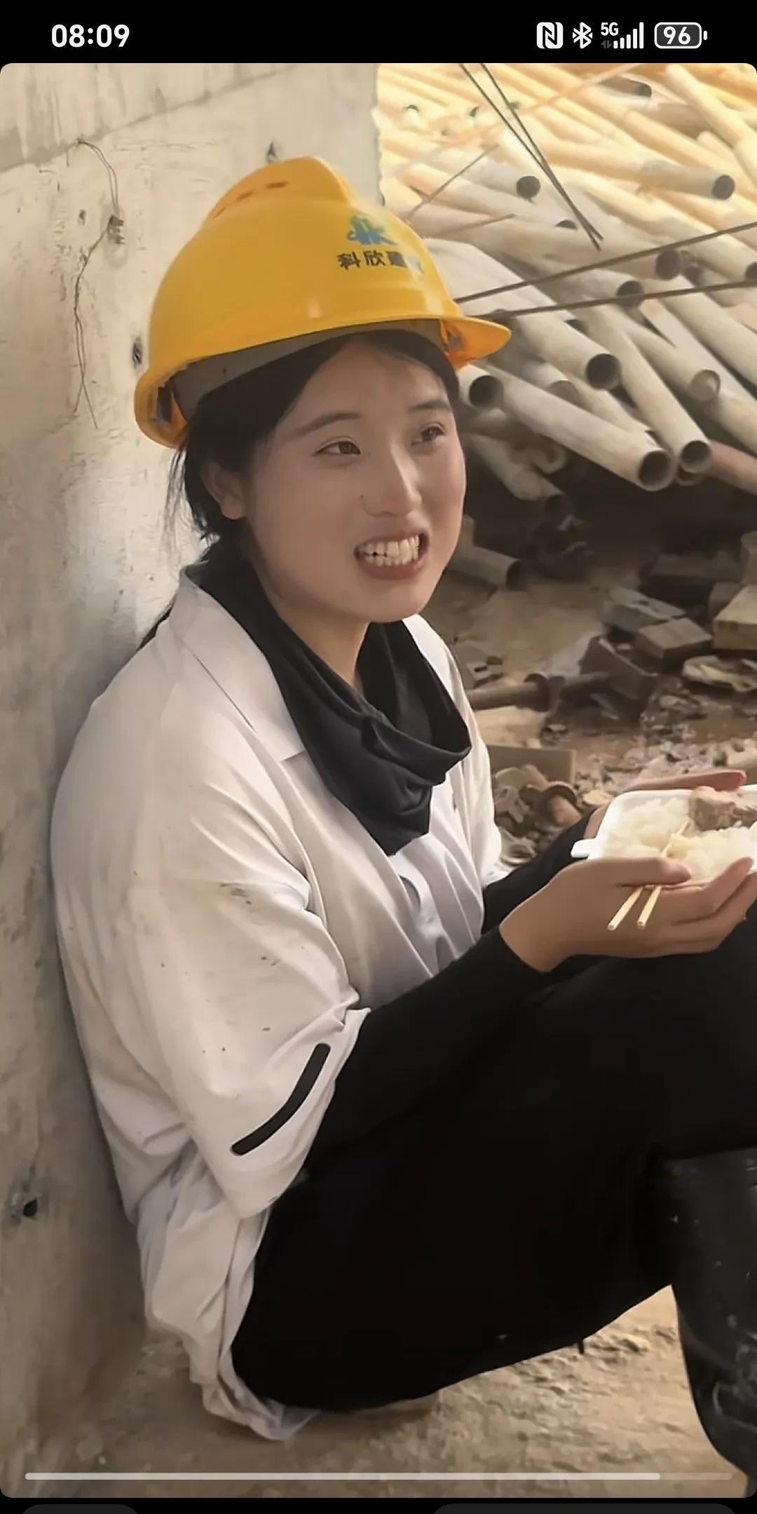 一定要吃山珍海味吗？可我这盒饭也是生活呀～
 笑中也有泪，泪中也有笑，头顶烈日，