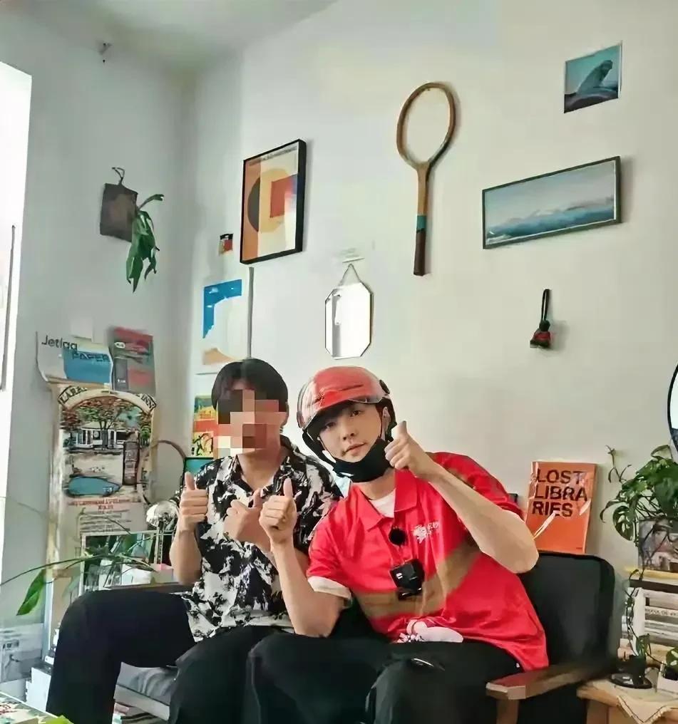 张艺兴这孩子是真实诚
明星接商单一般都是讲几句话摆个poss
这孩子是接了京东的