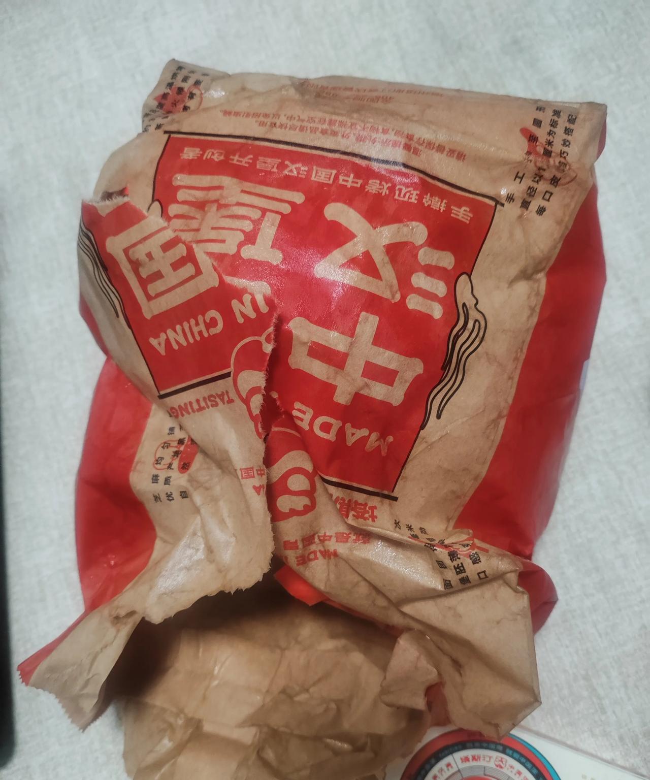 外卖员来的时候，外卖袋子已经被雨水浸透了。
我儿子开的门，只听见外卖员给孩子解释