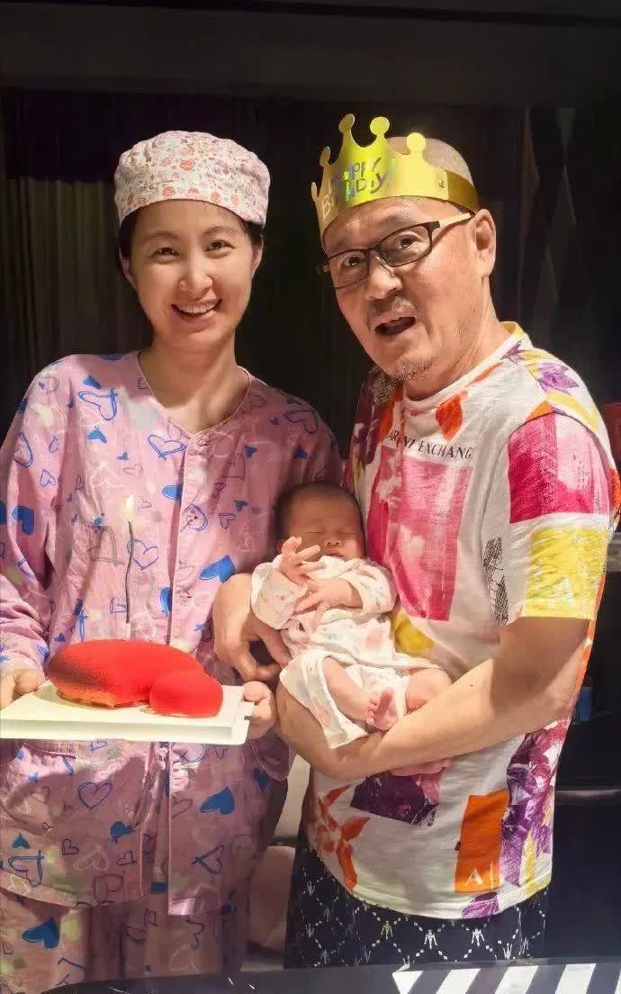 58岁歌手光头李进与小25岁妻子生子
今年58岁的著名歌手和导演“光头”李进透