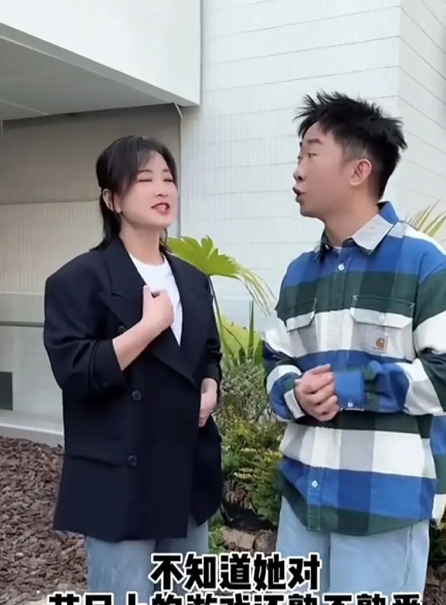 贾玲与杨迪同框时，人们不禁会想，杨迪能在娱乐圈闯出一片天地，难道是有什么家庭背景